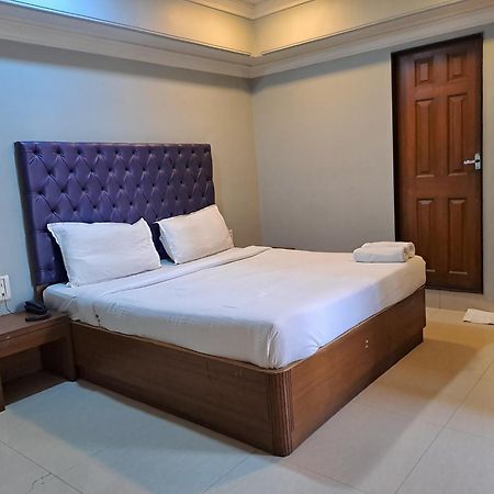 Hotel Cruz Royale Мумбаи Экстерьер фото