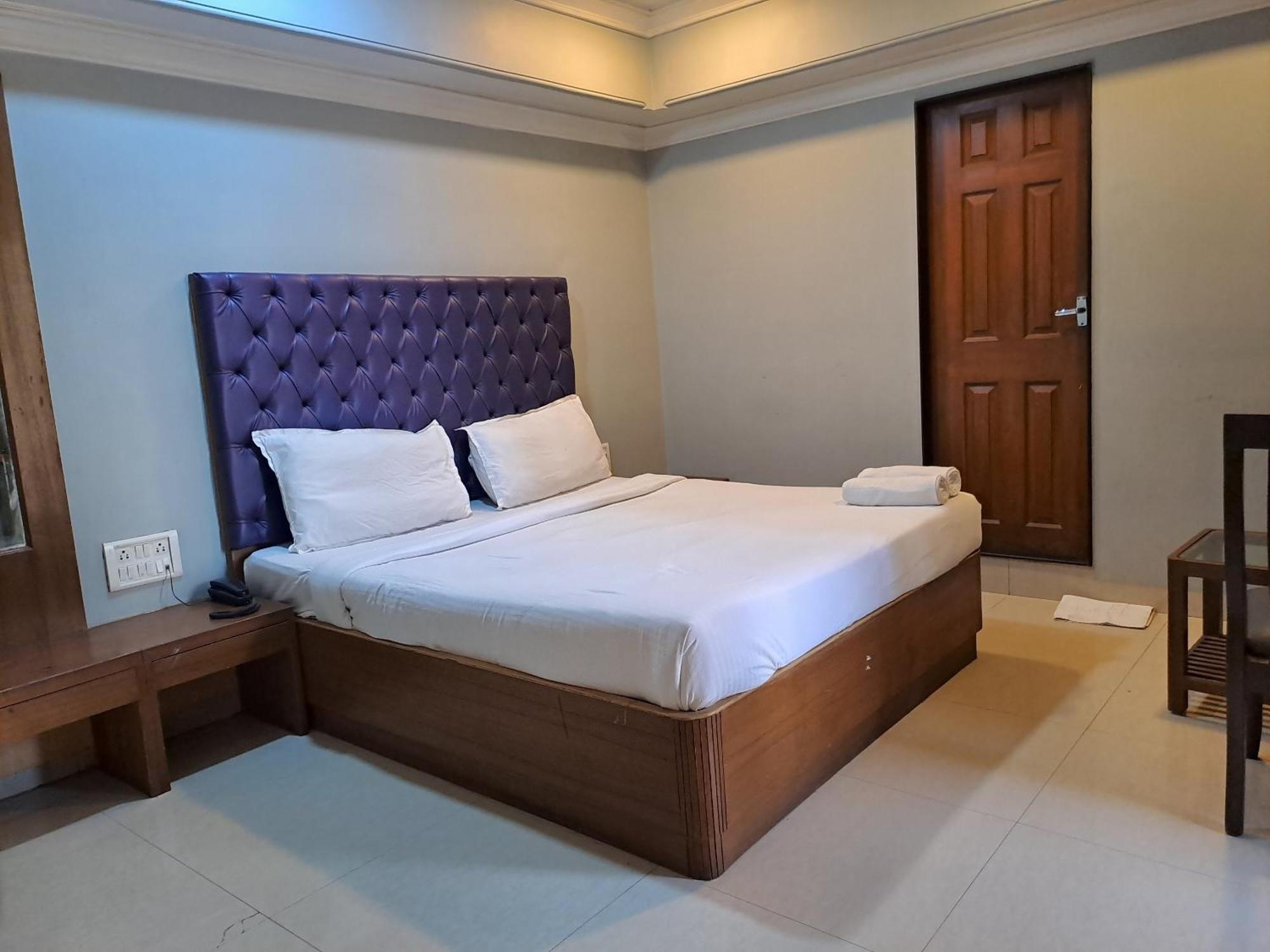 Hotel Cruz Royale Мумбаи Экстерьер фото